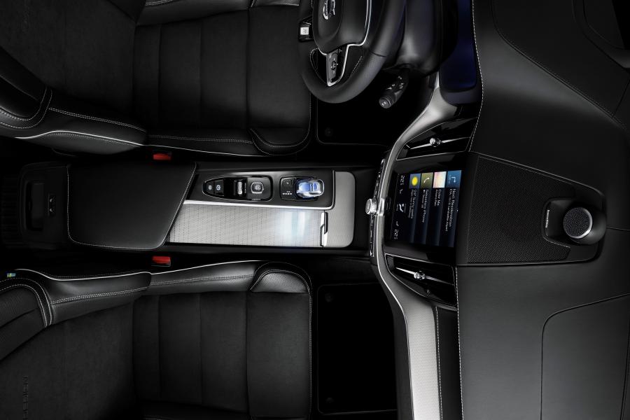 Интерьер Volvo XC60 T8 R-Design 2017 года  (WW) (фото 8 из 23)